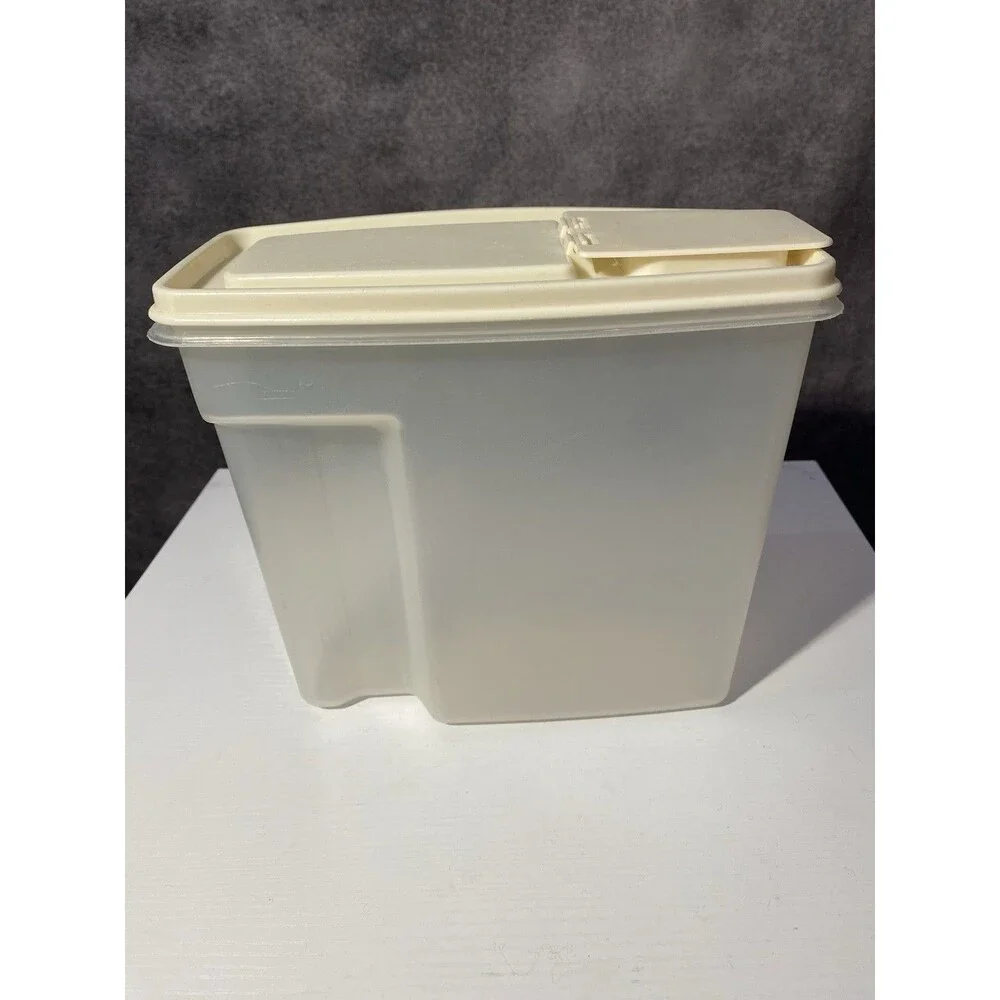 Rubbermaid Servin Saver 1.3 Gallon Plastic Cereal Keeper with Almond Lid